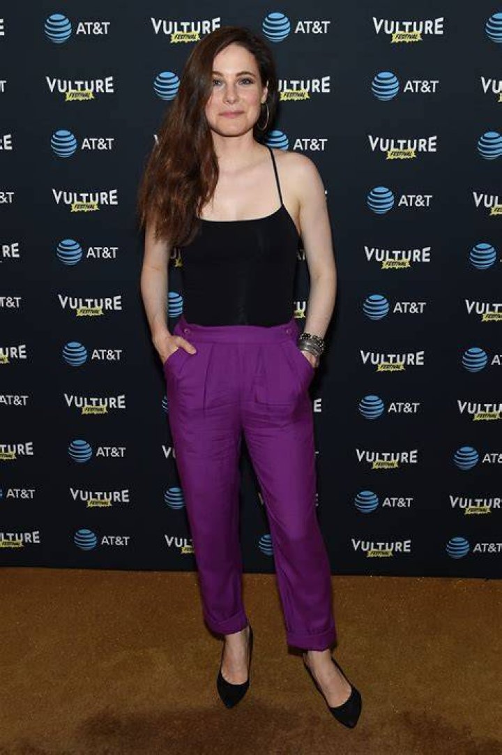 Caroline Dhavernas has net worth of $500 thousend earned from her career.