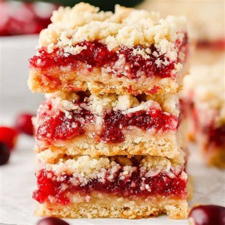How to make cranberry bars: dough and cranberry filling.