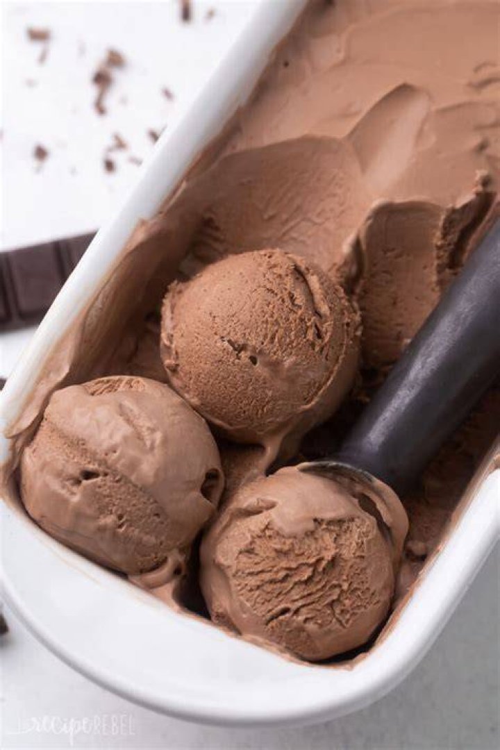 No churn chocolate ice cream in a glass bowl
