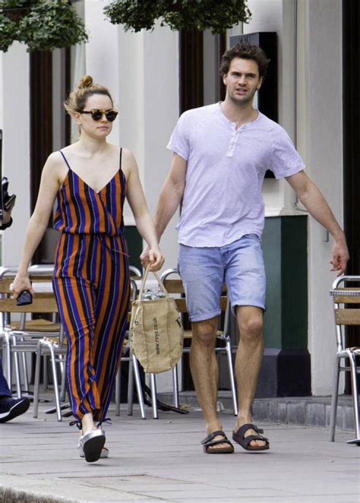 Tom Bateman with her girlfriend, Daisy Ridley.